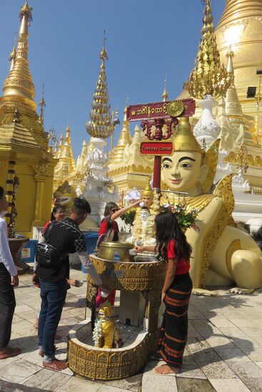 Ich habe meine Altarecke gefunden und beim Reinigen der Buddhafiguren auch meine Füsse gebadet.