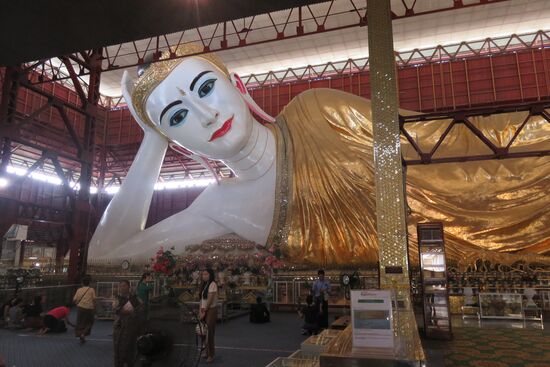 Der liegende Buddha mit den herrlich glänzenden Augen.