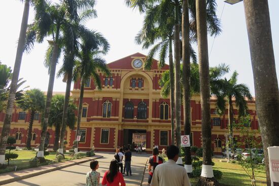 Vor dem britischen Kolonialverwaltungsgebäude