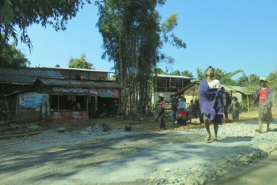 Straßenarbeiten in einem Dorf bei laufendem Verkehr. Alles absolute Handarbeit ...