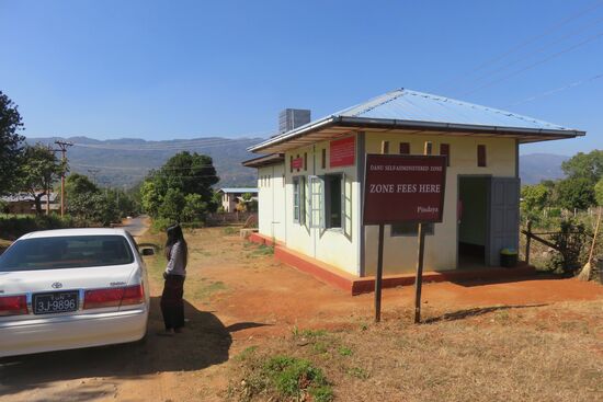 Wir erreichen das Gebiet der Dann Nationalität und zahlen 5 US Dollar Eintritt pro Ausländer.