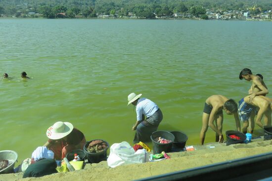 Eigentlich ist das Baden verboten. Aber in der warmen Mittagssonne wird nicht nur die Wäsche gemacht, sondern auch gleich ein Bad in dem künstlich angelegten See genommen.