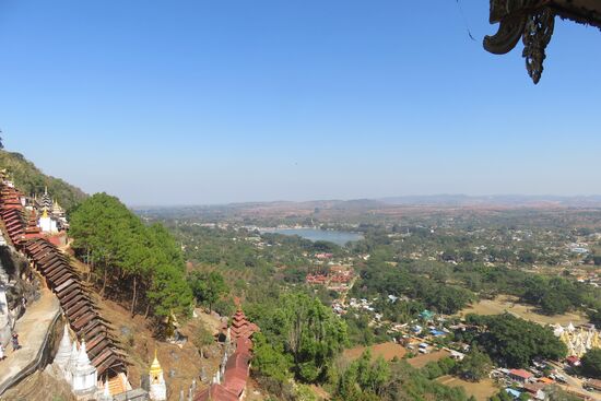Vom Eingang der Höhle haben wir einen wunderschönen Blick ins Tal auf das Dorf und den See.