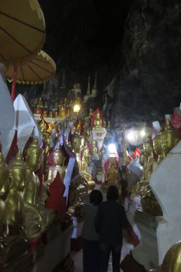 In der Höhle ist vom Naturstein kaum etwas zu sehen, so voll ist sie bereits mit Buddhastatuen vollgestellt.