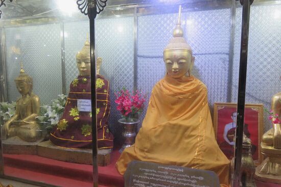 Diese drei Buddha befanden sich bereits bei Entdeckung in der Höhle und werden jetzt hinter Glas vor Zugriffen geschützt.