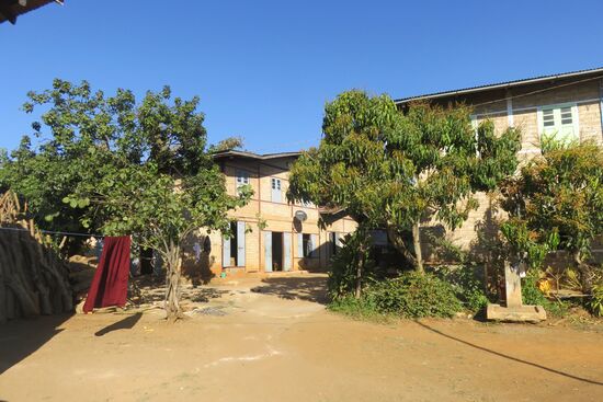 Kim führt uns auf dem Weg zum Inle See durch ein Dorf, in dem Besen und Zigarren hergestellt werden. Im Dorf ist es am Nachmittag ruhig, nur wenige Bewohner treffen wir an. Die Bauern sind noch auf den Feldern, erst wenn sie vor dem Sonnenuntergang ins Dorf zurückkommen, wird es lebendig auf den Wegen und Plätzen im Dorf, erzählt uns Kim.
