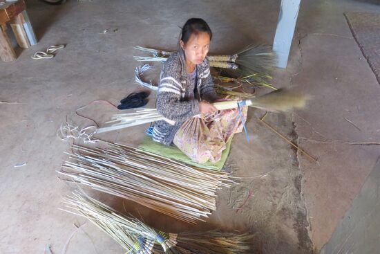 Aus den auf den umliegenden Feldern geernteten Gras werden die Besen hergestellt, die auf den Wochenmärkten verkauft werden.