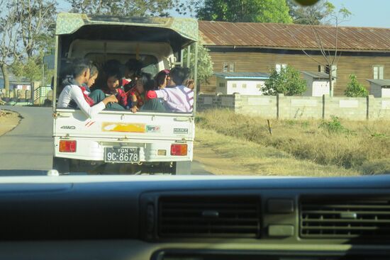 Im offenen Lastwagen werden die Bauern auf den Feldern aufgesammelt und zum Feierabend nach Hause gefahren.