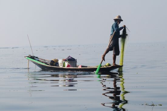 Am frühen Morgen sind sie noch anzutreffen, die Einbeinruderer vom Inle See beim Fischfang. Allerdings verwenden sie heute Netze und nicht mehr die Bambuskörbe und Speere. Allein für den Touristen holen sie die alten Utensilien gegen ein Obolus noch heraus und führen den traditionellen Fischfang vor.