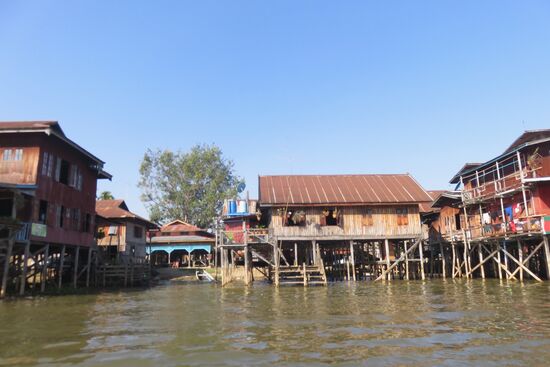Schwimmende Dörfer entlang des Inle Sees