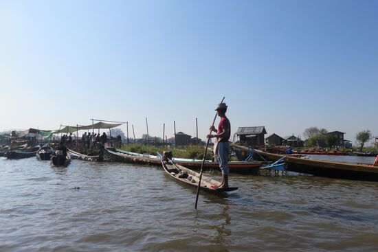 Die Boote auf dem Inle See werden zum Fortbewegen und zum Transport von den  Bewohner des Inle Sees genutzt.
