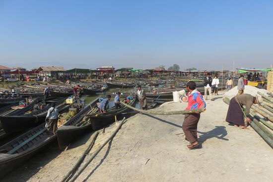 Der Bambus wird auf die Boote zum Abtransport verladen.