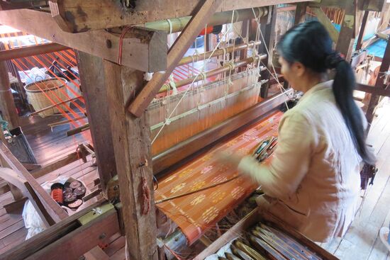 In der Lotus- und Seidenwebmanufaktur