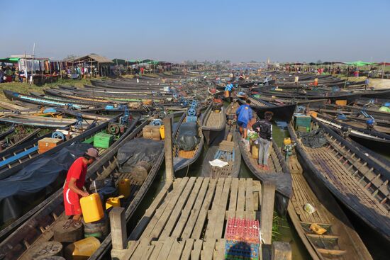 Anlegestelle in Nam Pan. Die Bewohner der umliegenden Dörfer kommen zum Markt, um ihre Waren zu verkaufen bzw. ihre Einkäufe zu tätigen.