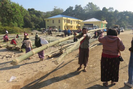 Verkauf von Bambusstangen für den Hausbau auf dem Markt in Nam Pan
