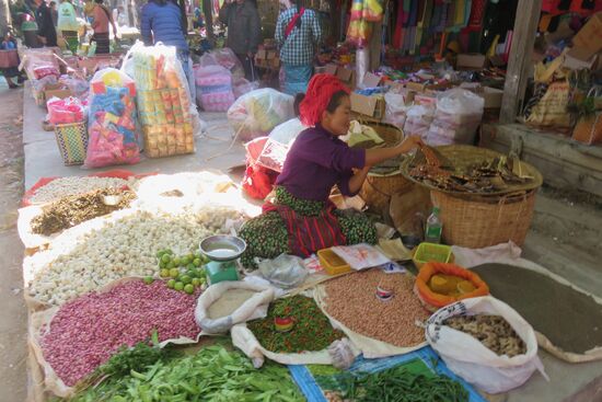Shan Bäuerinnen verkaufen  Gewürze und Gemüse auf dem Markt