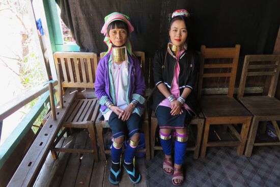 Die Frauen mit den langen Hälsen aus den nahegelegenen Bergdörfern Die Legende besagt, dass die Frauen die Ringe um die Hälse angelegt haben aus Schutz vor wilden Tieren. Heute wird der Schmuck nur noch zu besonderen Anlässen getragen. Die alte Frau links trägt die Ringe seit dem neunten Lebensjahr, heute ist sie 65 Jahre alt und hat die Ringe nie abgelegt. Sie verdient sich ihren Lebensunterhalt mit den Almosen neugieriger Touristen. Ein trauriges Schicksal.