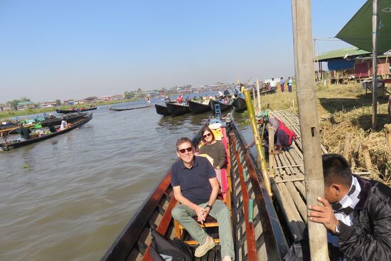 Unser Boot erreicht den "Hafen"  von Nam Pan am Sonntagmorgen. Jetzt geht es ins Markgewimmel.