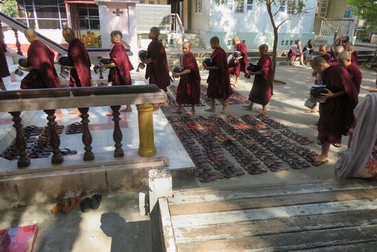 Vor dem Betreten des Klosters zum Essen müssen die Sandalen in Reih und Glied abgestellt werden. Ob sie das richtige Paar wiederfinden?!