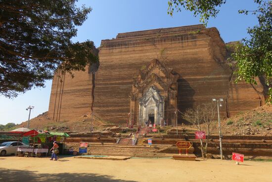 Die unfertige Pagode, die Phatodawgyi- Pagode in Mingun zeugt vom Größenwahnsinn des Königs Bodawpaya im 18. Jahrhundert. Es sollte die größte Pagode weltweit werden. Doch sie wurde nie fertiggestellt. Heute ist es der größte Ziegelhaufen mit einer Seitenhöhe von gut 70 Metern. Ein Erdbeben hart zudem Risse im Bau verursacht.