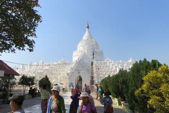 Die Hsinbyume Pagode besticht durch ihr strahlendes Weiß und die wellenförmigen Terrassen. Sie soll die buddhistische Vorstellung vom  Kosmos wiedergeben. Wenn man die Treppen bis nach oben schafft, darf man sich wie im (siebten) Himmel fühlen.