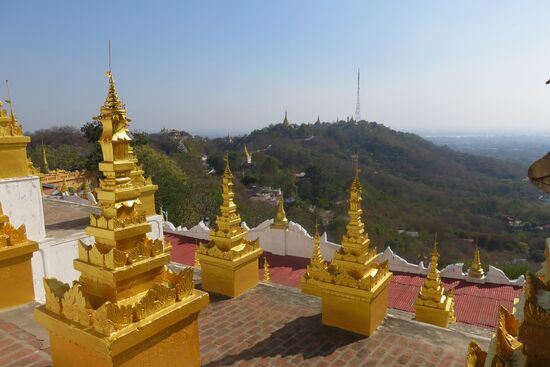 Es geht in die Berge und von der Terrasse der Umin-Tounzeh Pagode mit ihren 45 Buddhas im Halbrund haben wir einen wunderschönen Blick auf die umliegenden Berge.