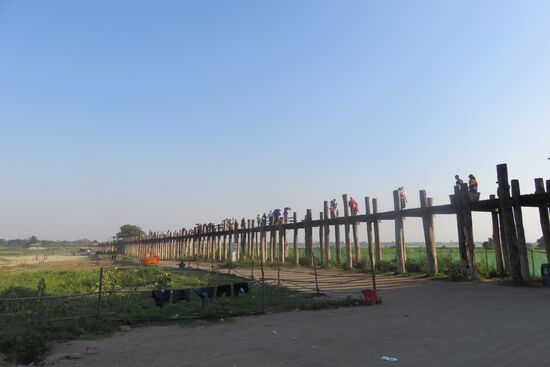 Wir beenden unseren ersten Tag in Mandalay an der bekannten U Bein Brücke am Ayeyarwaddy Fluss, von man einen herrlichen Blick auf die Stadt Mandalay hat. am Abend versammeln sich hier viele Einheimische und Besucher, um dem Sonnenuntergang beizuwohnen.