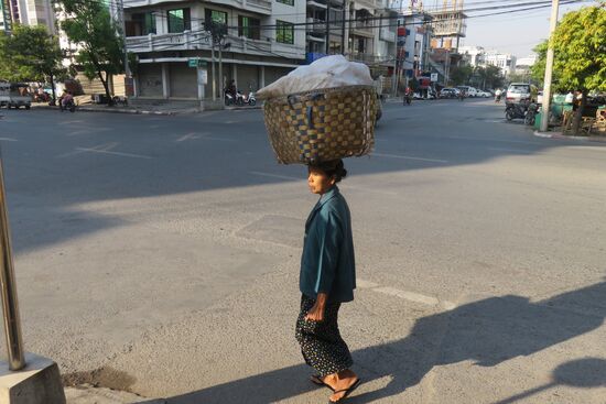 Typischer Transport von Marktwaren in der Gegend von Mandalay.