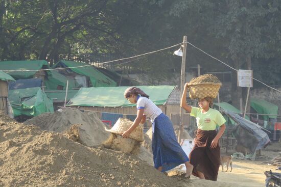 Die Frauen übernehmen derweil für einen geringen Tagelohn schwere Arbeiten am Ufer.