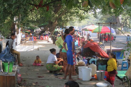Oder sie verkaufen Gemüse und lokale Snacks am Straßenrand.