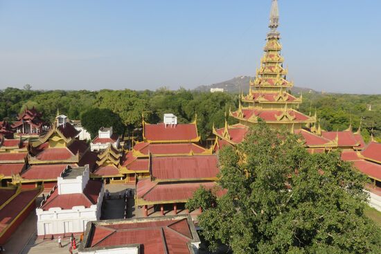 Blick auf die Spitze des Hauptgebäudes und die Mandalay Hills im Hintergrund.