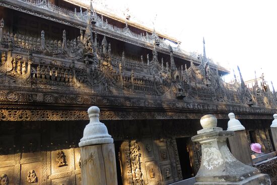 Das Shwedanaw Kloster gehörte ursprünglich zum Palast und ist als einziges Gebäude der Anlage im Original erhalten. Es besteht aus  traditionelle Holzgravuren, die von Studenten und Experten aus Yangon und Mandalay in mühevoller Kleinarbeit restauriert und erhalten werden.