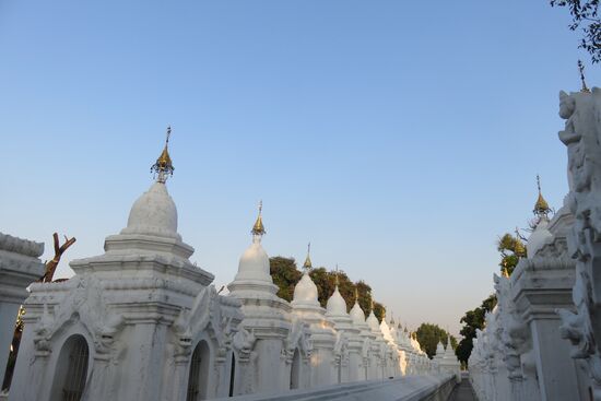 Die Sandamani Pagode mit 729 weißen kleinen und gleichen StuPa, in denen beschriebene Marmortafeln angebracht sind, gilt als das größte Buch der Welt.