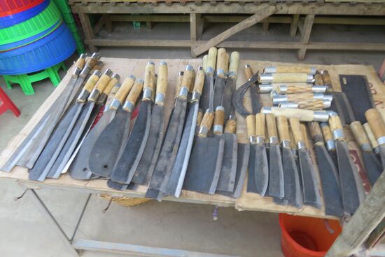 Messerangebot, durchweg Handarbeit, auf dem Wochenmarkt von Nyotha auf dem Weg on Mandalay nach Bagan.