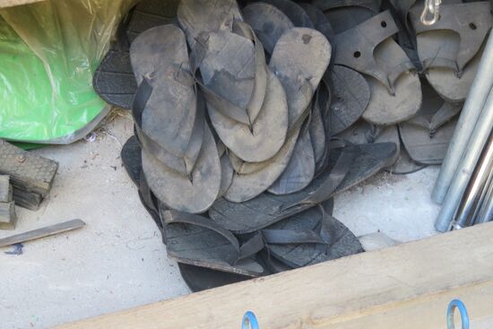 Sandalen aus gebrauchten Gummireifen, das Paar 1 USD, werden angeboten.