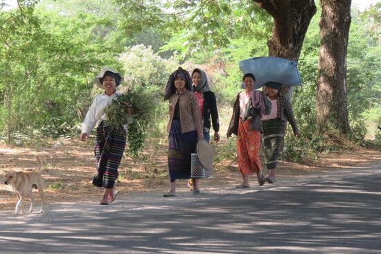 Junge Frauen auf dem Weg nach Hause zur Mittagszeit. Sie lachen und winken uns zu. Wo immer wir auch sind, die Menschen lachen uns an, sind freundlich und höflich.