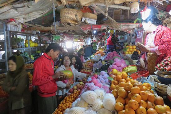 Auf dem zentralen Bauernmarkt am frühen Morgen in Bagan.