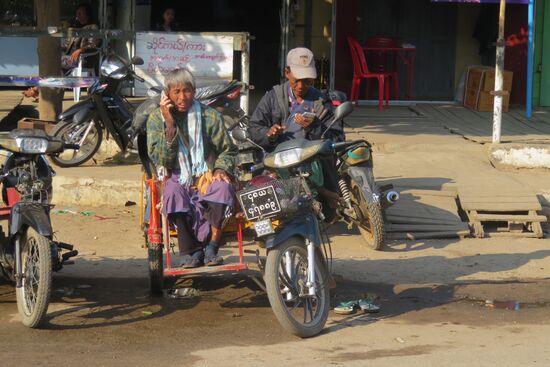 Die kleinen Tucktuck sind ausgebaute Mopeds und bestens geeignet für den Transport von Waren. Sie werden aber auch als preiswerte innerstädtische Taxis genutzt. Auch wir haben uns vom Tucktuck abends vom Hotel in die Stadt und zurück bringen lassen. Und so rückständig das Leben uns hier oft erscheint,  Mobile phones sind auch hier nicht aus dem Alltag wegzudenken.