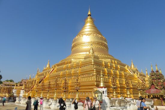 Die Shwesigon-Pagode  gehört zu den Meisterwerken der Tempelbauten von Bagan. Ihre golden leuchtende Kuppel ist weithin sichtbar.  Für uns Laien ähnelt der Shwedagon Pagode in Yangon, allerdings ist sie mit 49 m Höhe kleiner als die Pagode in der Hauptstadt.