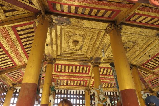 Während die meisten Pagoden und Tempel heute nur golden angestrichen sind, ist diese Deckengestaltung wirklich golden und als Original erhalten geblieben.