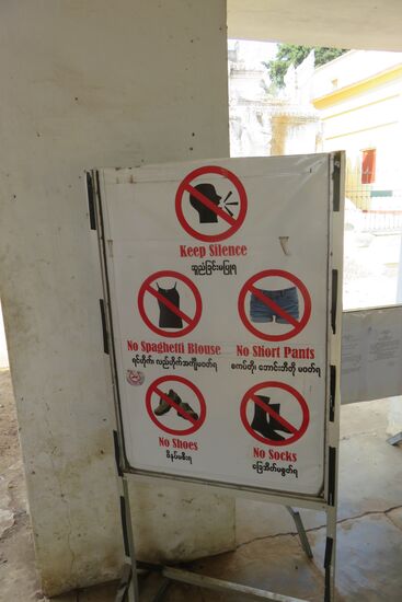 So wird an jedem Eingang zur Pagode der Dresscode und die Verhaltensregeln für den Besucher angezeigt.