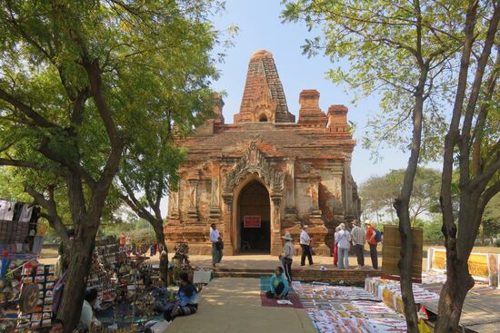 Es geht weiter zum Gubyaukgyi Tempel, bekannt für wunderschöne alte Wandmalereien, die buddhistische Geschichten erzählen. Der deutsche Pseudoarchäologe Tormann soll zahlreiche Malereien Ende des 19. Jahrhunderts mit der Säge entfernt haben. Bis heute sind die Originale verschollen. UNESCO Experten haben erst vor kurzem den Bestand aufgenommen und die Malereien auf 700 Jahre alt geschätzt und als Weltkulturerbe eingestuft.