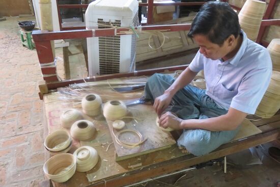 Hier werden die Formen für Tassen aus Bambusstreifen zusammengesetzt.