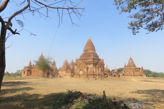 Auf dem Weg durch die Pagodenlandschaft in Bagan.
