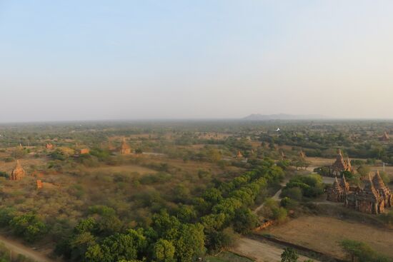 Unser Blick auf Bagan von oben mit einem weitem Rundblick.