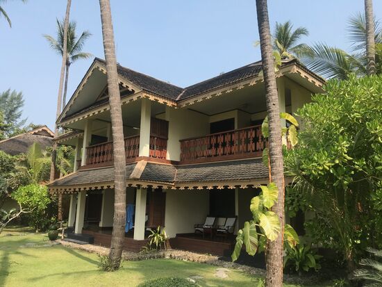 Unser Bungalow. Unten rechts haben wir viele schöne Stunden mit Lesen, Schreiben und dem Blick auf das Meer verbracht.