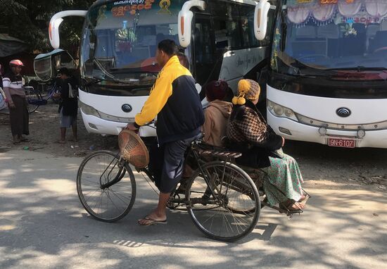 Erkundungen in der Umgebung waren wie Ausflüge in eine andere Welt. Markttreiben in Twande.