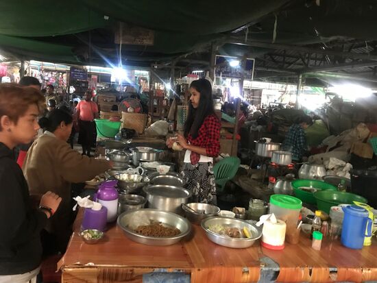 Morgens wird gern warme Nudelsuppe gegessen, in die je nach Geschmack unterschiedliche Zutaten gegeben werden können.