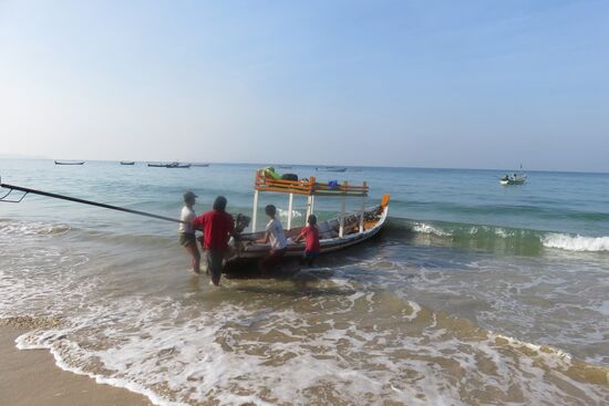 Ein richtiges Abenteuer. Wir sind glücklich, als wir wieder festen Boden erreichen.