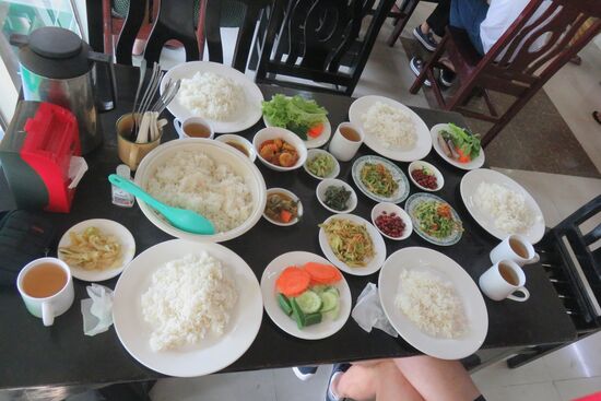 Typische Myanmarküche: Reis mit vielen kleinen Gerichten, kalt und warm serviert in vielen unterschiedlichen Geschmacksrichtungen.